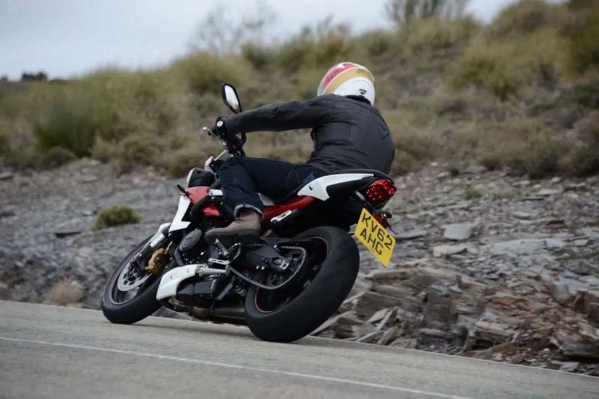 Triumph Street Triple ed R 2013   (2)