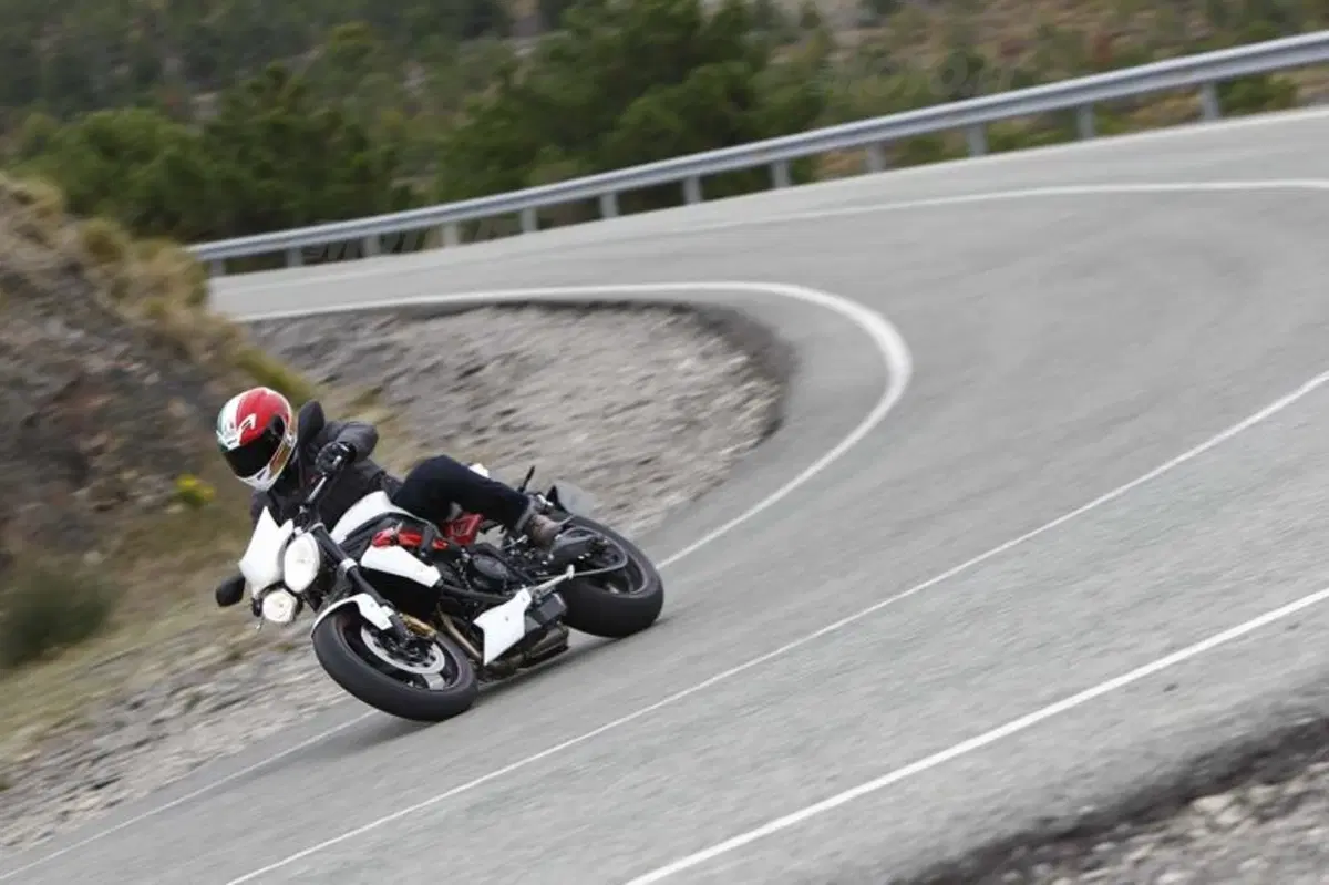 Triumph Street Triple ed R 2013   (6)