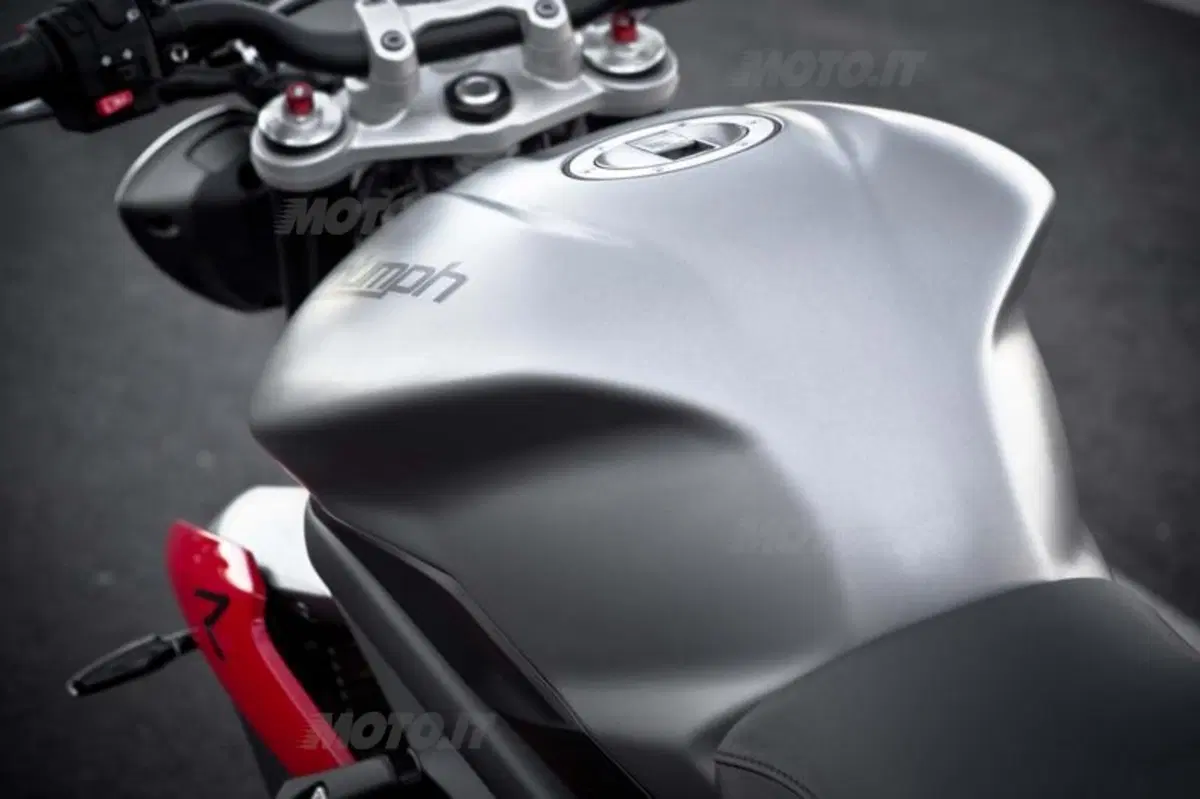 Triumph Street Triple ed R 2013   (28)