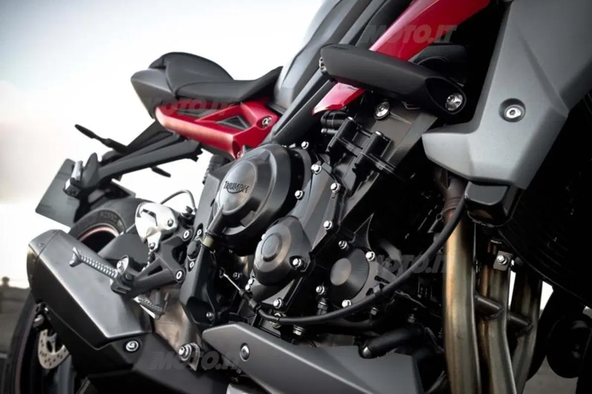 Triumph Street Triple ed R 2013   (37)