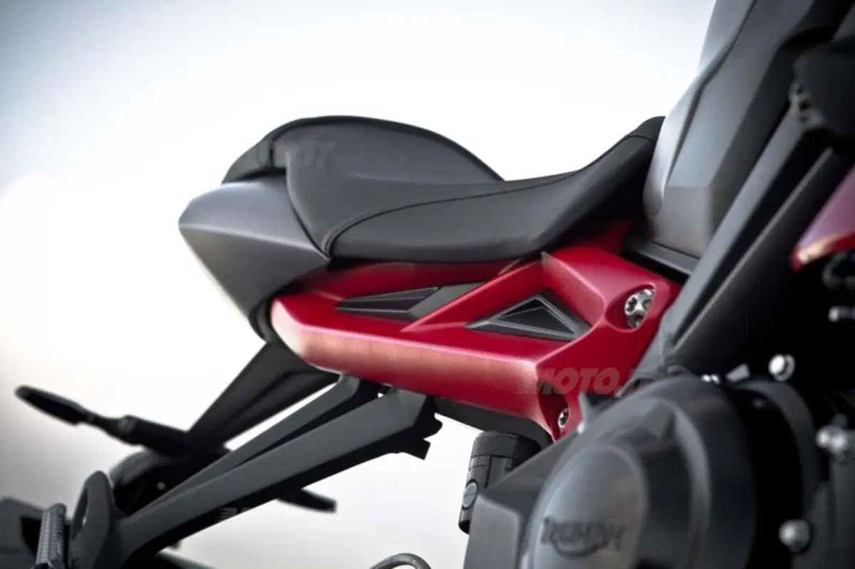 Triumph Street Triple ed R 2013   (38)