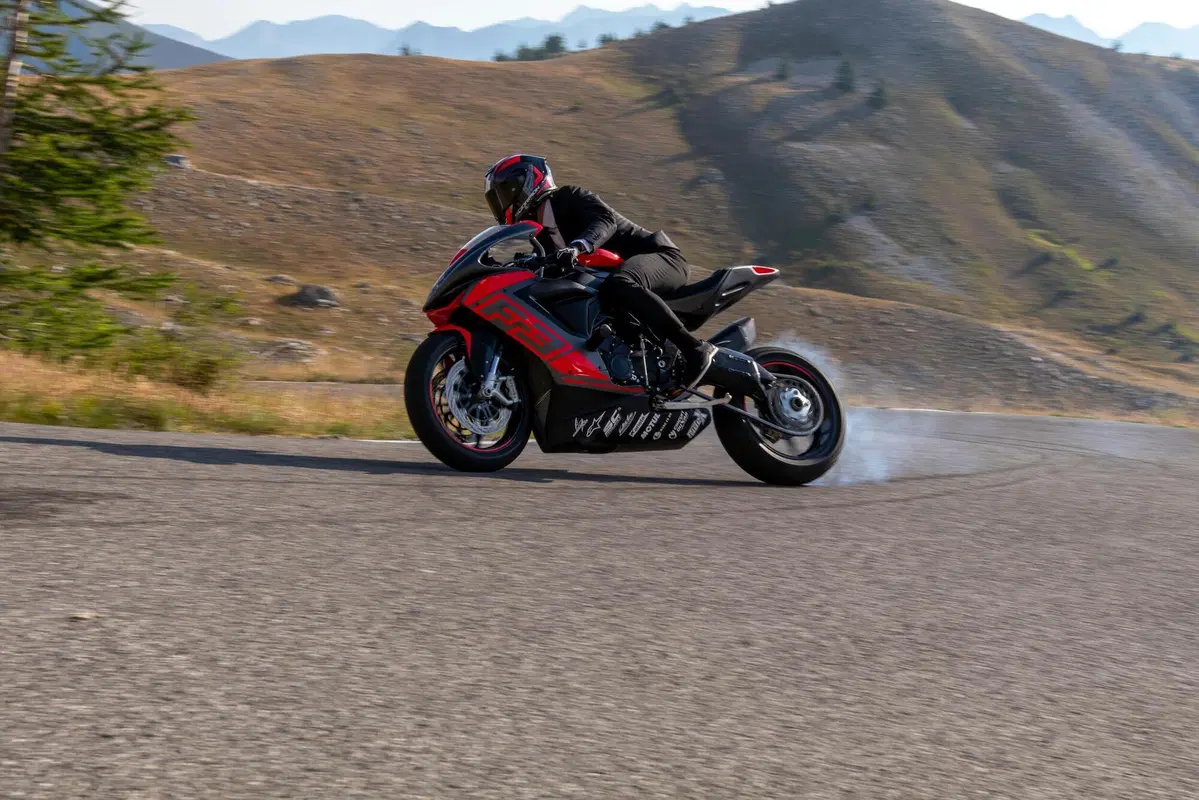 Mr Nogues veste i panni di 007 con la sua F3 800 per il ritorno della Freestyle Division di MV (3)