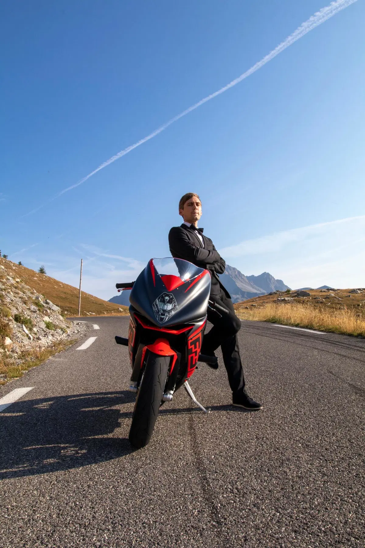 Mr Nogues veste i panni di 007 con la sua F3 800 per il ritorno della Freestyle Division di MV (4)