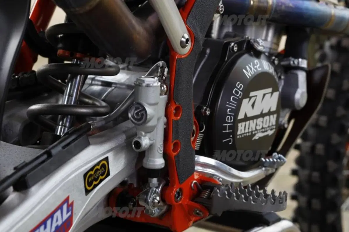 KTM SX-F Factory 2012   (48)