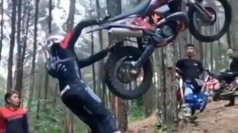 Motocross fun: cara, faccio un salto a parcheggiare la moto! [VIDEO VIRALE]