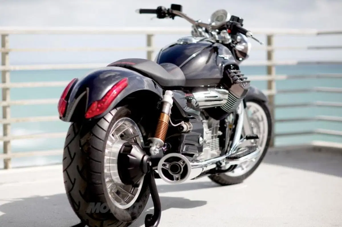 Nuova Moto Guzzi California. Eccola su strada a Lecco
