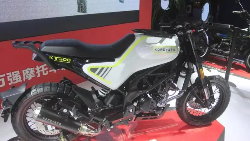 Koreveto Rambo 300: la cinese che imita la Husqvarna Svartpilen 401