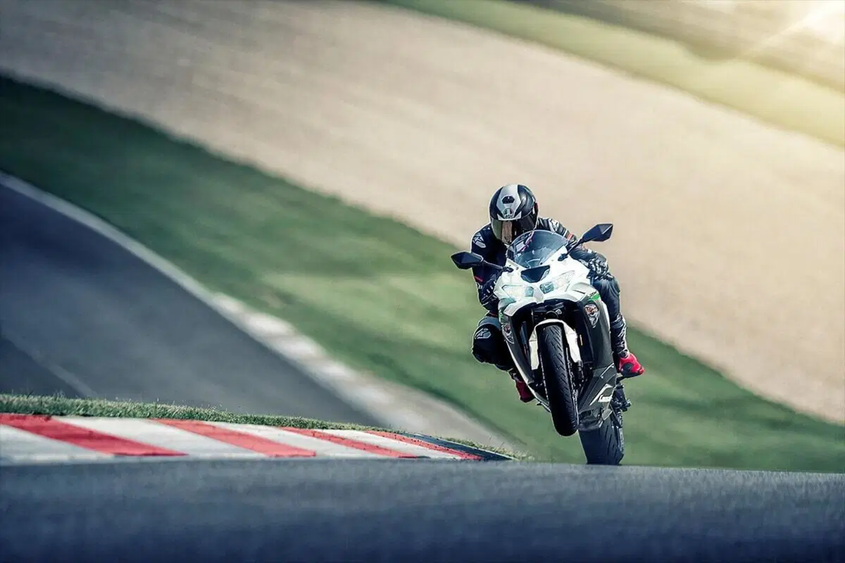 Kawasaki ZX-6R m.y. 2021 (4)