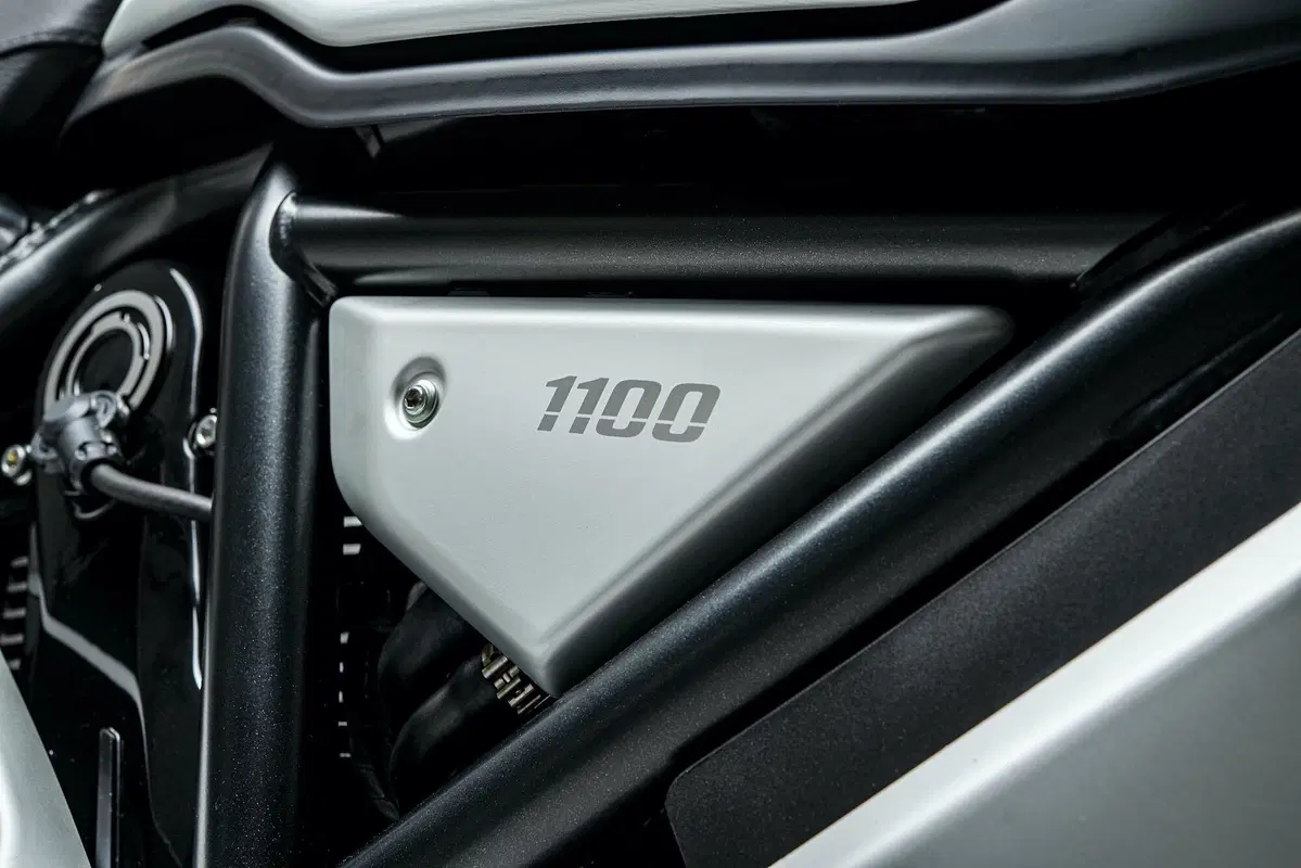 Ducati Scrambler 1100 Dark Pro, nuova livrea per l'ammiraglia (11)