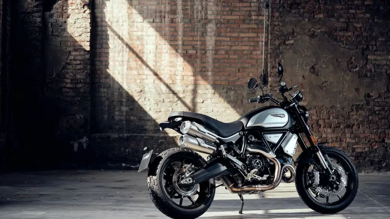 Ducati Scrambler 1100 Dark Pro, nuova livrea per l'ammiraglia