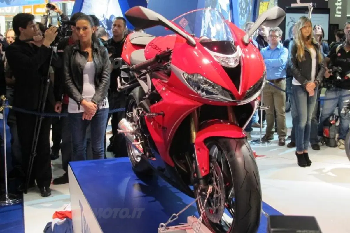 Nuove Triumph Daytona 675 e 675R a EICMA 2012 (11)