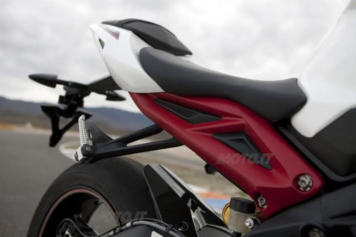 Nuove Triumph Daytona 675 e 675R a EICMA 2012 (16)
