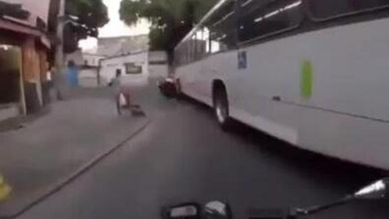 Scooter vs autobus: il sorpasso a sinistra non &egrave; stata una buona idea [VIDEO CHOC]