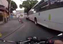 Scooter vs autobus: il sorpasso a sinistra non è stata una buona idea [VIDEO CHOC]