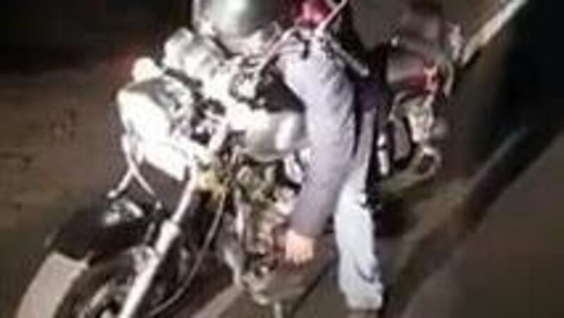 Sbronza colossale: trovato a dormire sulla moto in mezzo alla strada [VIDEO VIRALE]