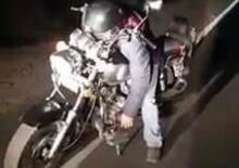 Sbronza colossale: trovato a dormire sulla moto in mezzo alla strada [VIDEO VIRALE]