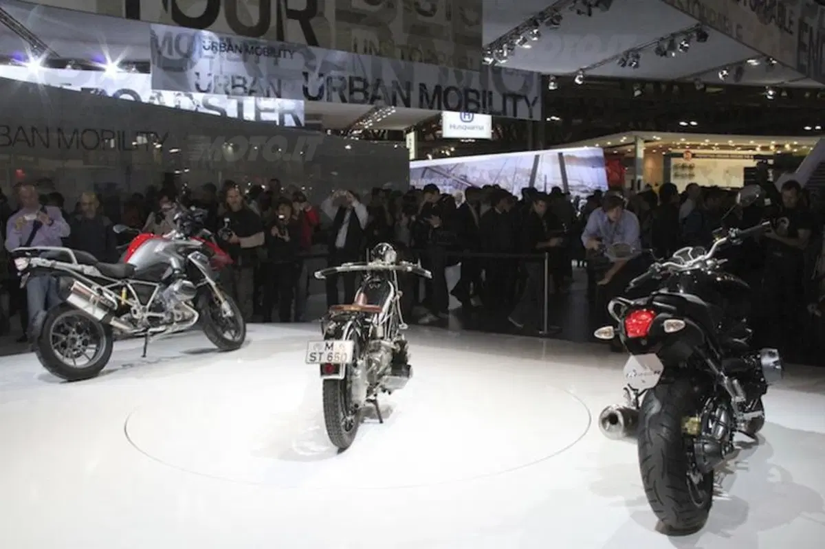 BMW: edizione 90° per R1200GS Adventure, R1200R ed R1200RT, e un nuovo concept per il 2013! (3)