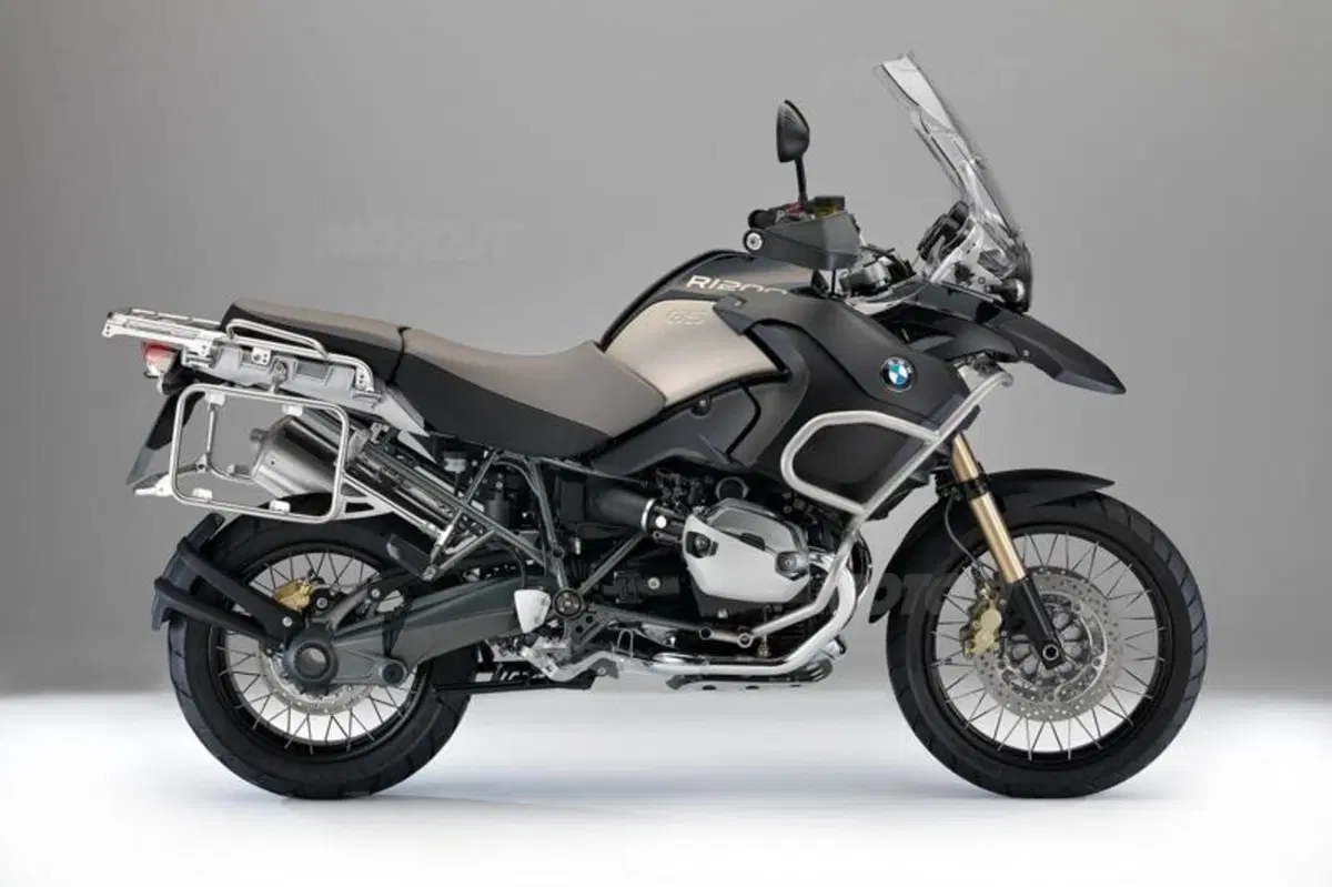 BMW: edizione 90° per R1200GS Adventure, R1200R ed R1200RT, e un nuovo concept per il 2013! (11)