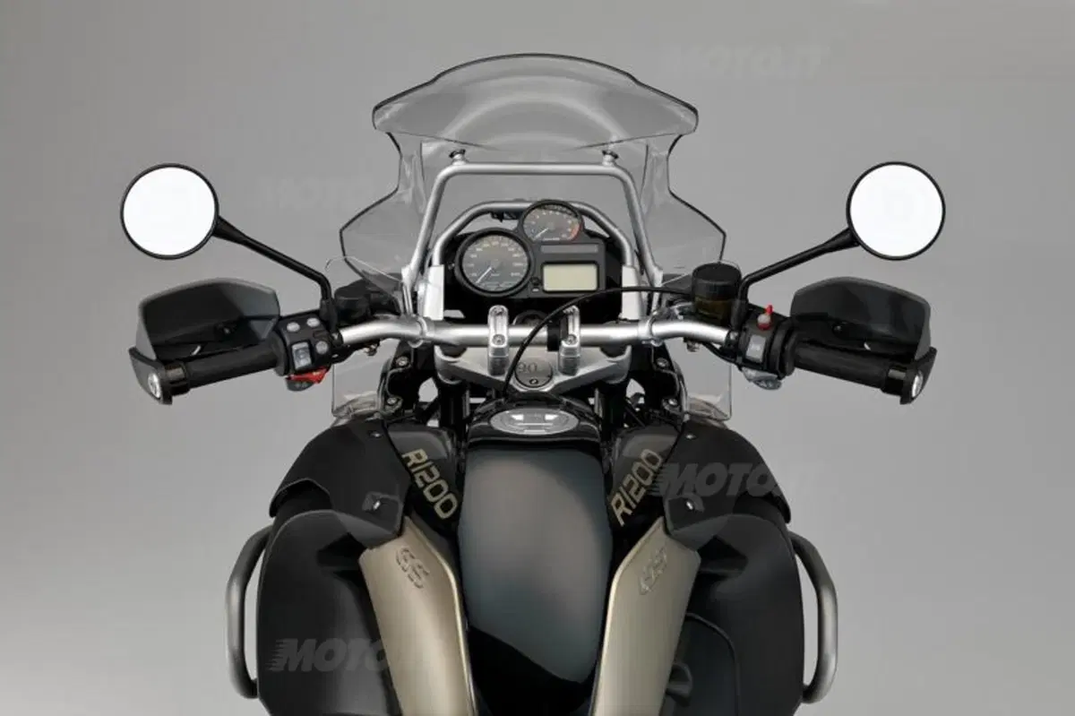 BMW: edizione 90° per R1200GS Adventure, R1200R ed R1200RT, e un nuovo concept per il 2013! (14)
