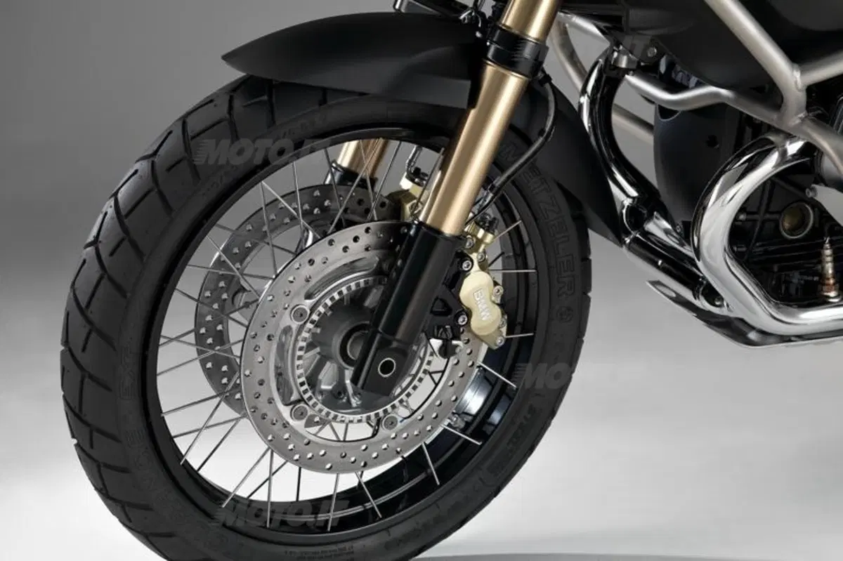 BMW: edizione 90° per R1200GS Adventure, R1200R ed R1200RT, e un nuovo concept per il 2013! (16)