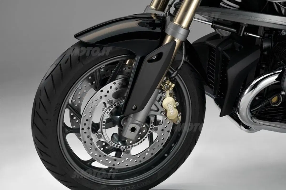 BMW: edizione 90° per R1200GS Adventure, R1200R ed R1200RT, e un nuovo concept per il 2013! (24)
