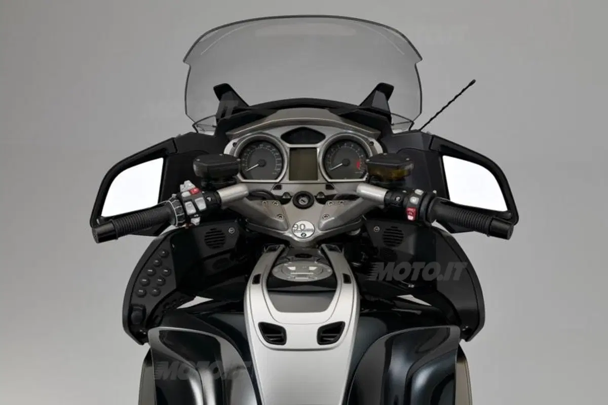 BMW: edizione 90° per R1200GS Adventure, R1200R ed R1200RT, e un nuovo concept per il 2013! (30)