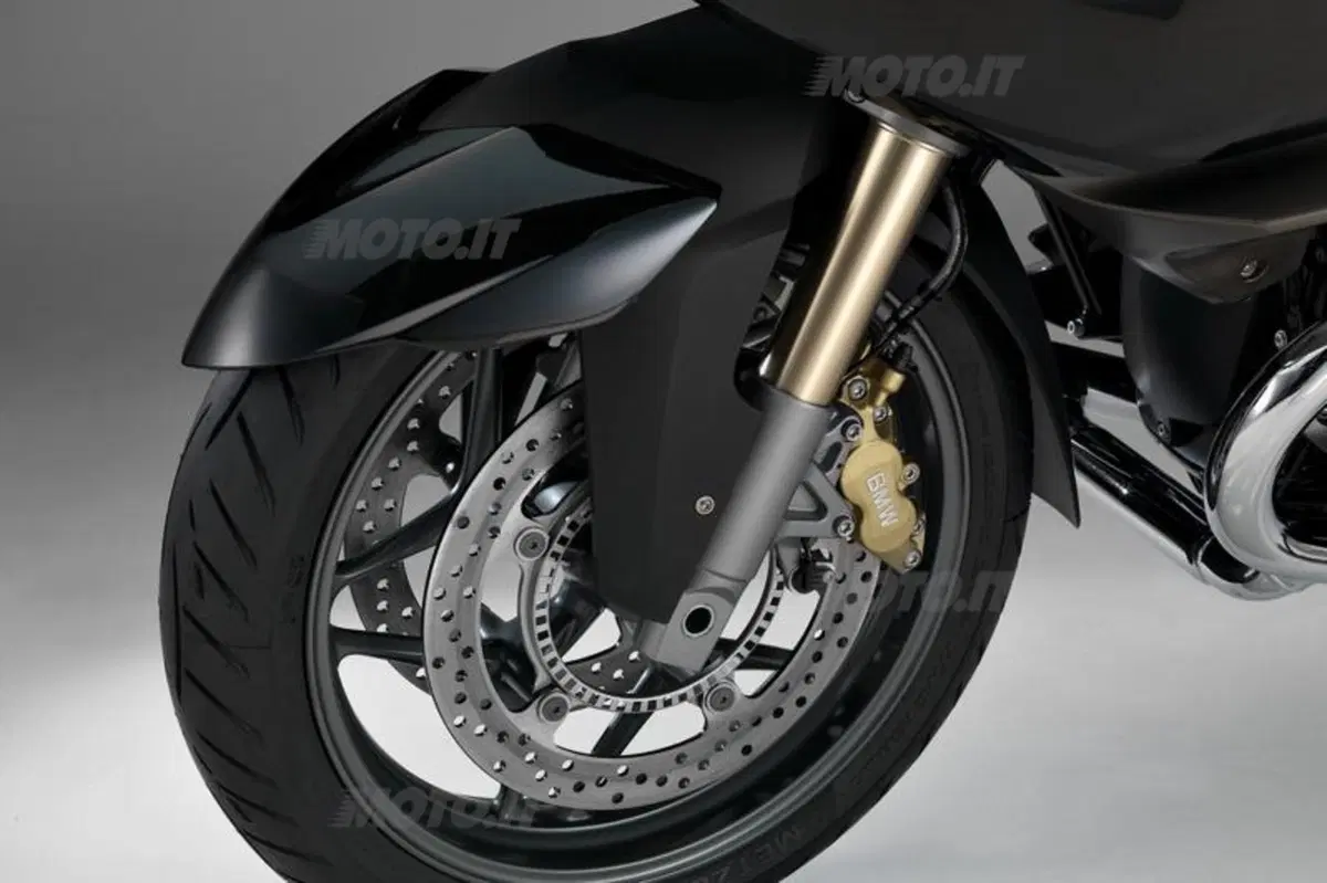 BMW: edizione 90° per R1200GS Adventure, R1200R ed R1200RT, e un nuovo concept per il 2013! (32)