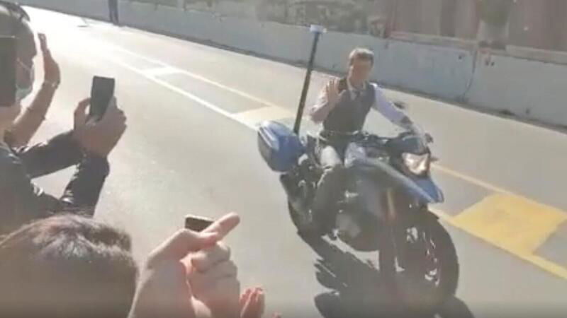 Tom Cruise sfila a Roma su una moto della Polizia [VIDEO]