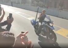 Tom Cruise sfila a Roma su una moto della Polizia [VIDEO]