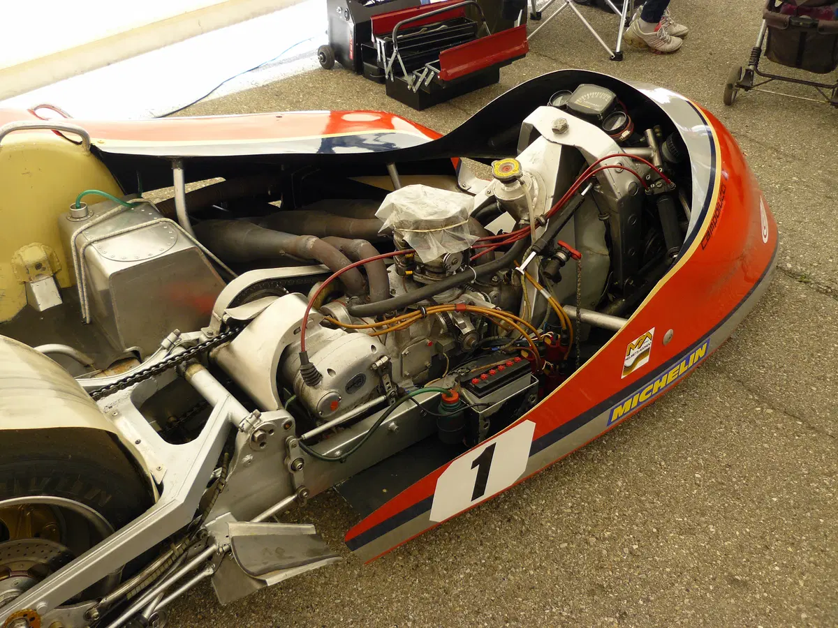 Sidecar da corsa: la forza dei due tempi (6)