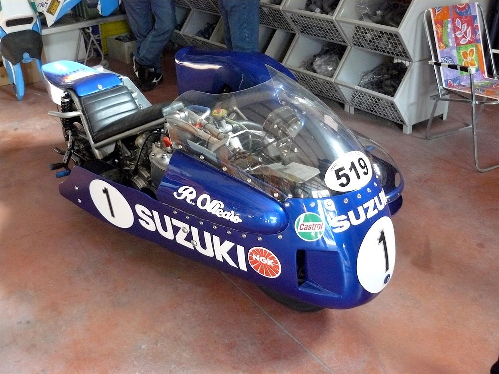 Il secondo sidecar di Ollearo con motore Suzuki era ancora di schema classico e impiegava un telaio in tubi. Ad azionarlo provvedeva il tricilindrico a due tempi della GT 750, debitamente preparato