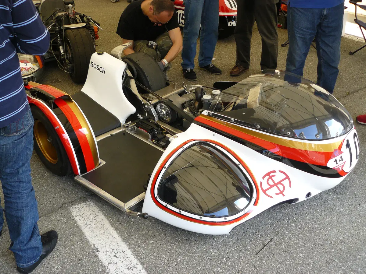 Sidecar da corsa: la forza dei due tempi (4)