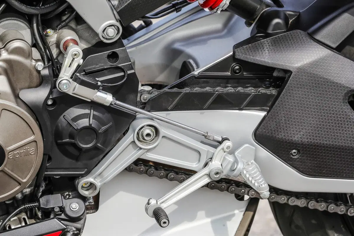 Aprilia RS 660 Vocazione stradale (3)