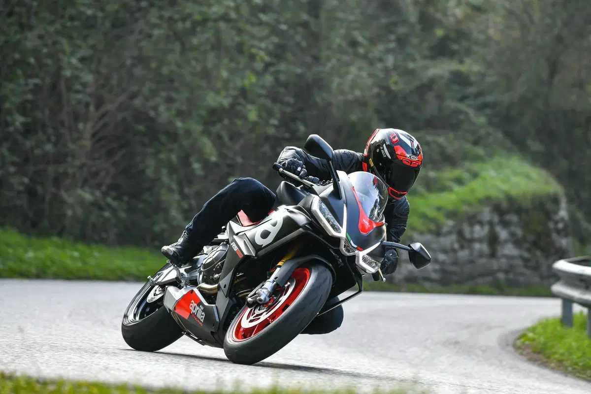 Aprilia RS 660 Vocazione stradale (2)