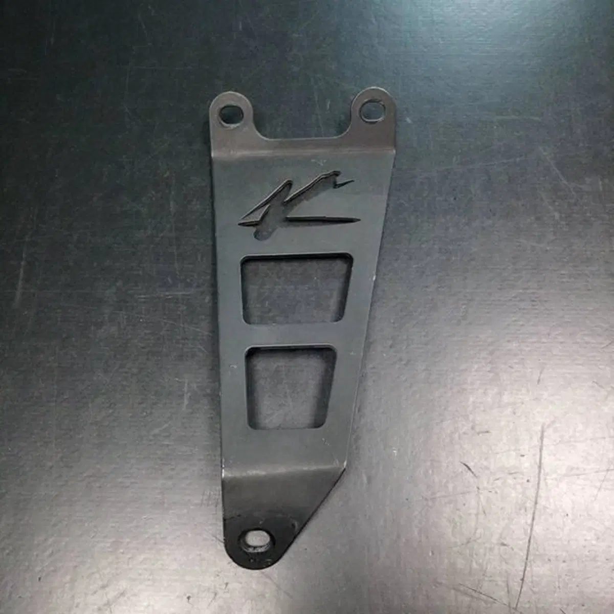 Staffa supporto silenziatore GSXR Robby Moto Engineering (2)