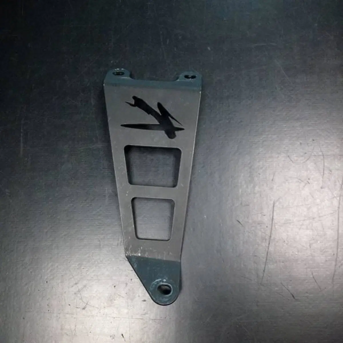 Staffa supporto silenziatore GSXR Robby Moto Engineering (4)