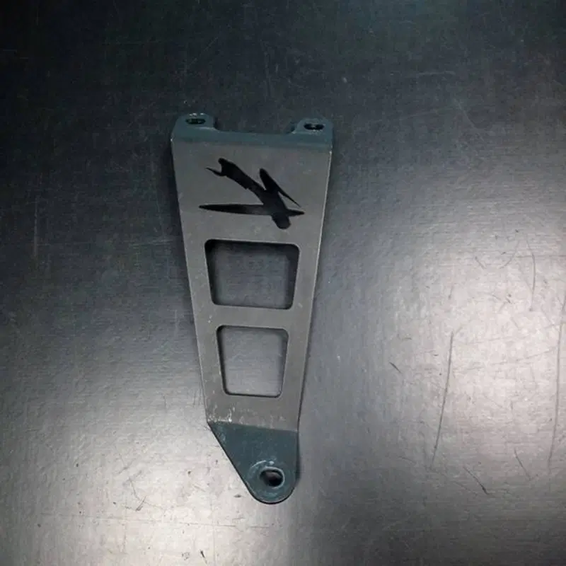 Staffa supporto silenziatore GSXR Robby Moto Engineering (4)