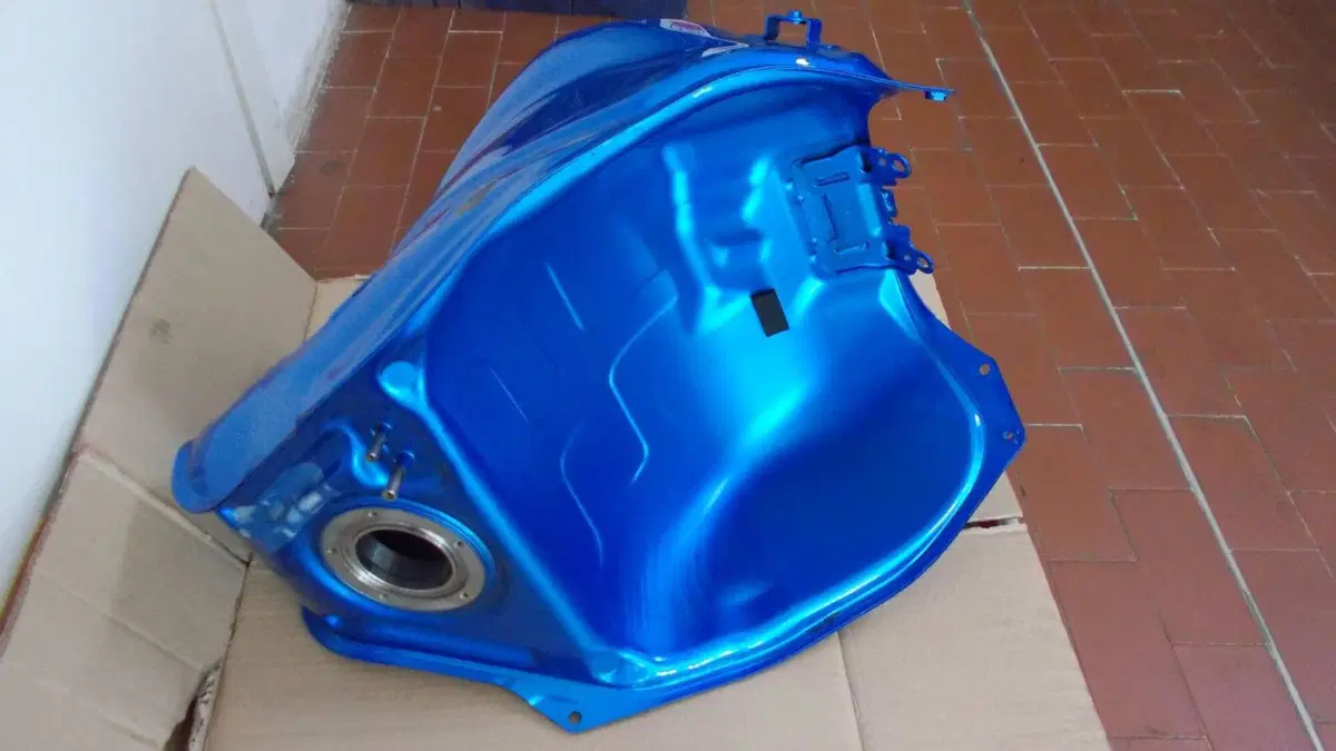 Serbatoio originale blu Suzuki per GSX-S F (9)