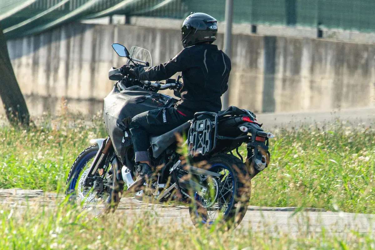 Yamaha Ténéré 700, arriva la Adventure? Foto spia (2)