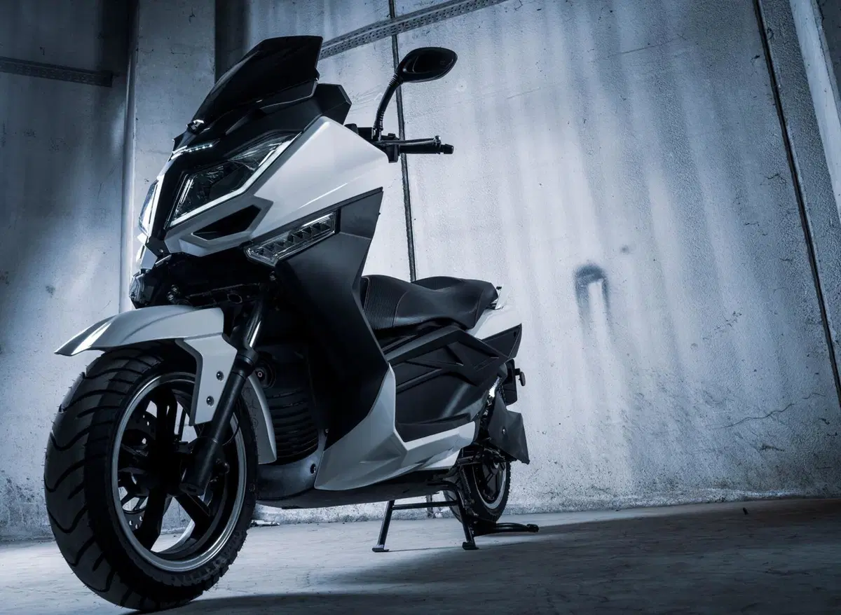 Jonway MJS-E Sport. Lo scooterone elettrico da 130 km/h (3)