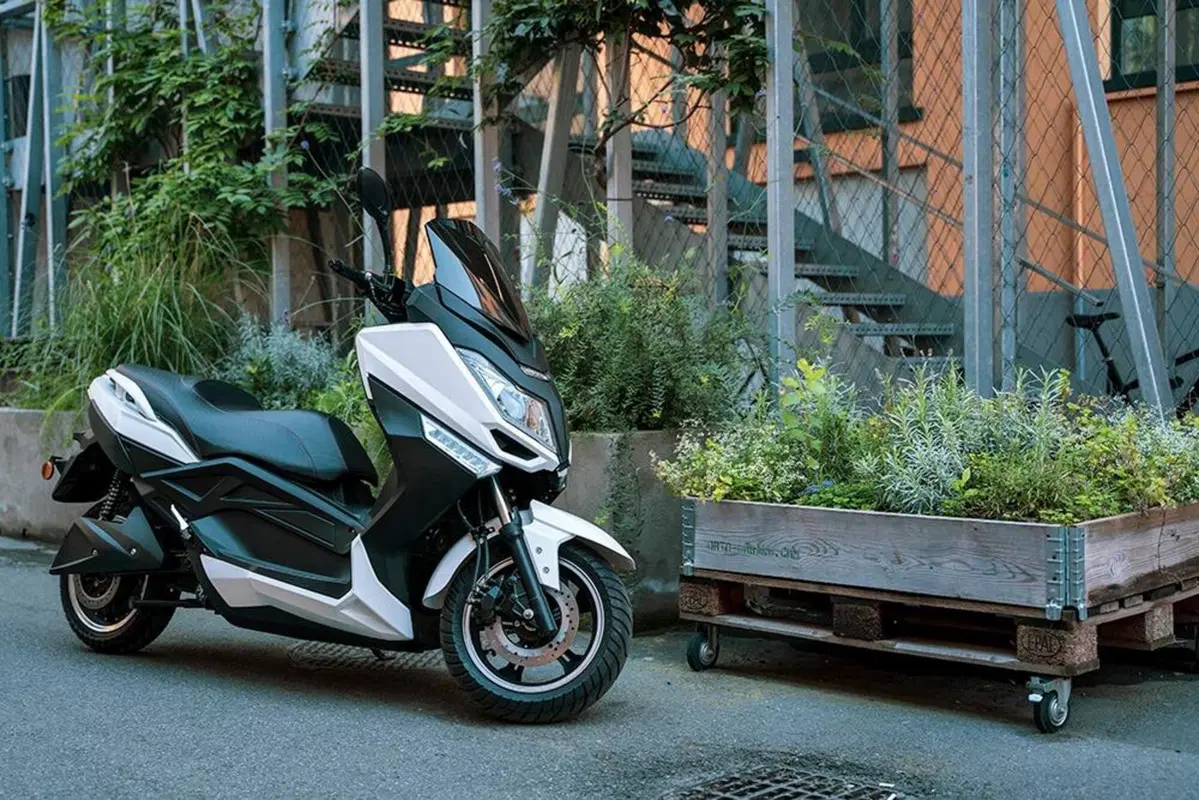 Jonway MJS-E Sport. Lo scooterone elettrico da 130 km/h (9)
