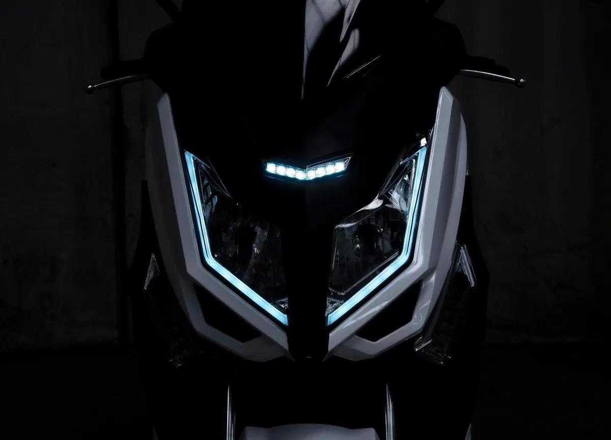Jonway MJS-E Sport. Lo scooterone elettrico da 130 km/h (10)