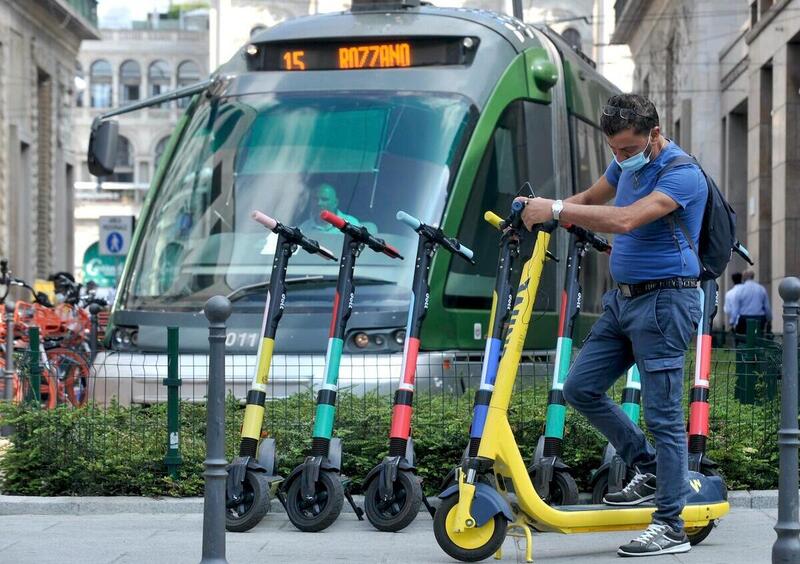 Milano. Scatta la rimozione per monopattini e bici in sosta vietata