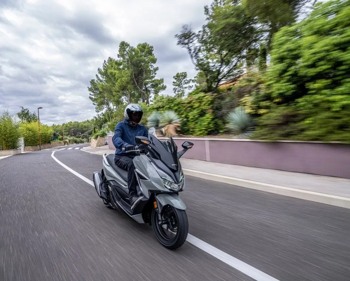 Honda Forza 350: per il 2021 crescono la cilindrata e l'equipaggiamento (12)