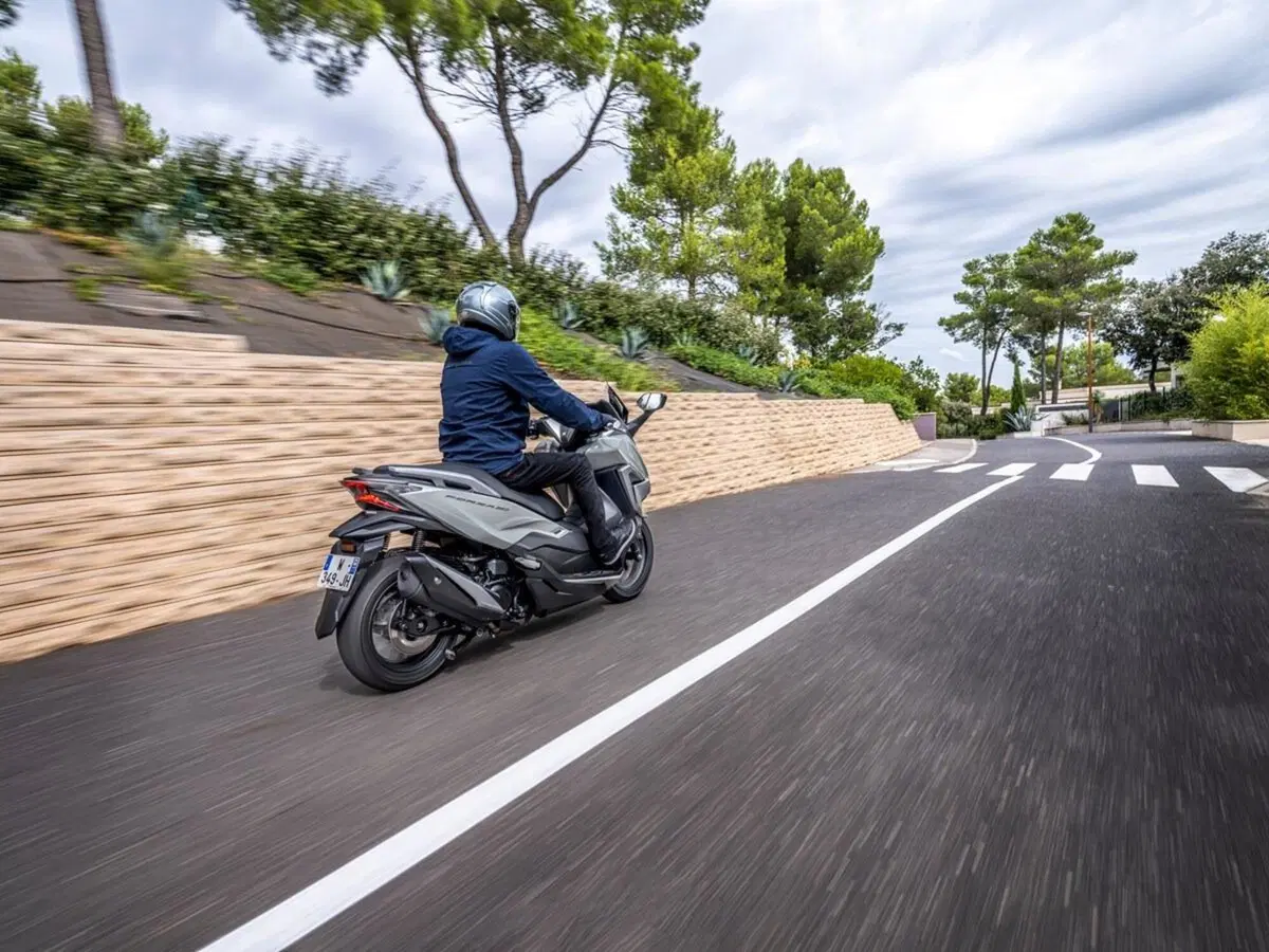 Honda Forza 350: per il 2021 crescono la cilindrata e l'equipaggiamento (13)