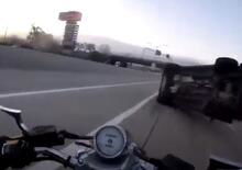 Moto crash: il suv si ribalta e il motociclista incolpevole ci rimette [VIDEO VIRALE]