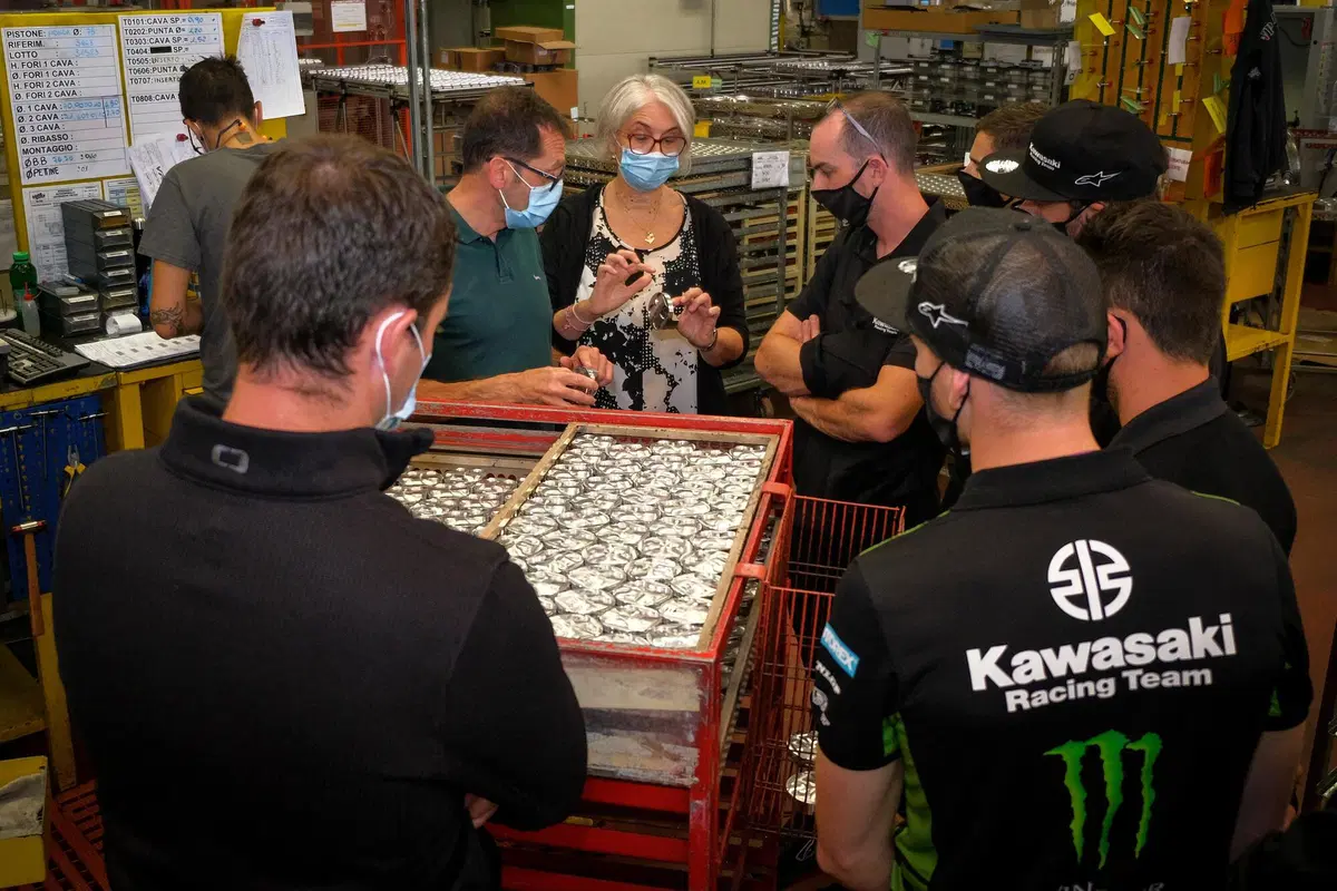 Il Team Kawasaki KRT in visita alla Vertex Pistons (2)