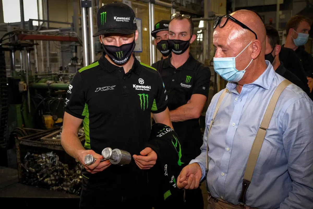 Il Team Kawasaki KRT in visita alla Vertex Pistons (3)