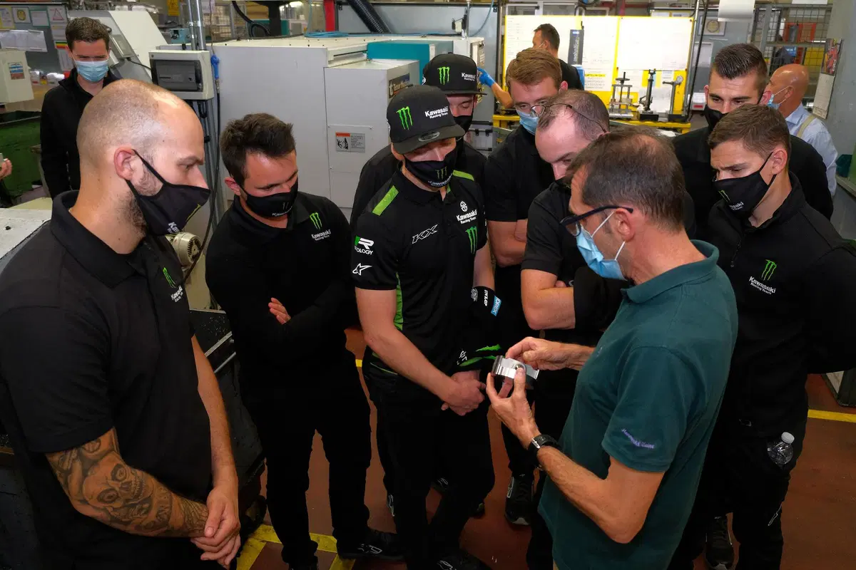 Il Team Kawasaki KRT in visita alla Vertex Pistons (4)