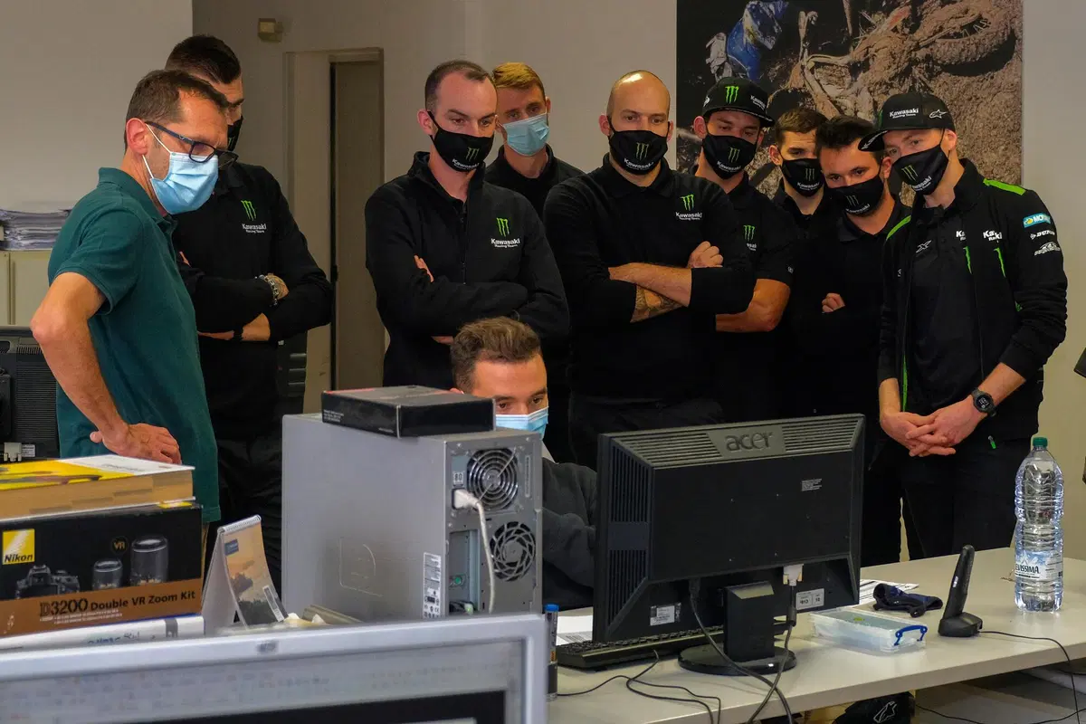 Il Team Kawasaki KRT in visita alla Vertex Pistons (6)